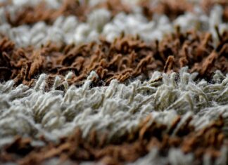 Jaki wpływ na jakość runa ma sposób tkania dywanu