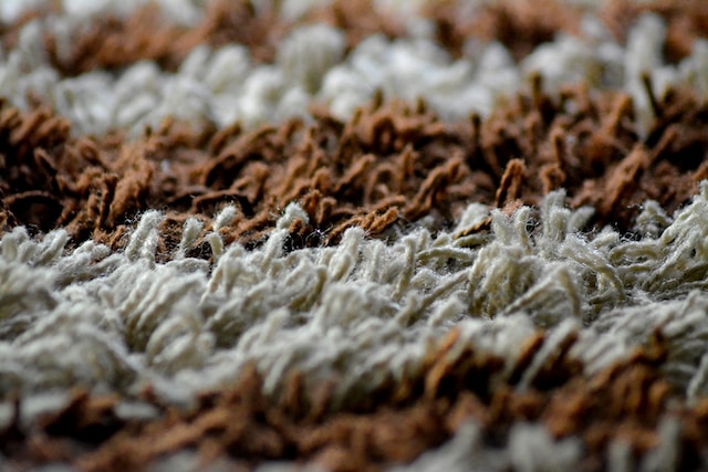 Jaki wpływ na jakość runa ma sposób tkania dywanu