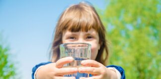 Dystrybutor wody w przedszkolu - dlaczego dzieci powinny pić wodę