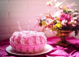 Jak dobrze obsypać tort po bokach? Jak dobrze obsypać tort po bokach?