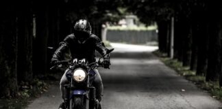 Przy jakiej prędkości ginie motocyklista?