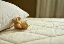 Ile powinien wystawać materac z łóżka?